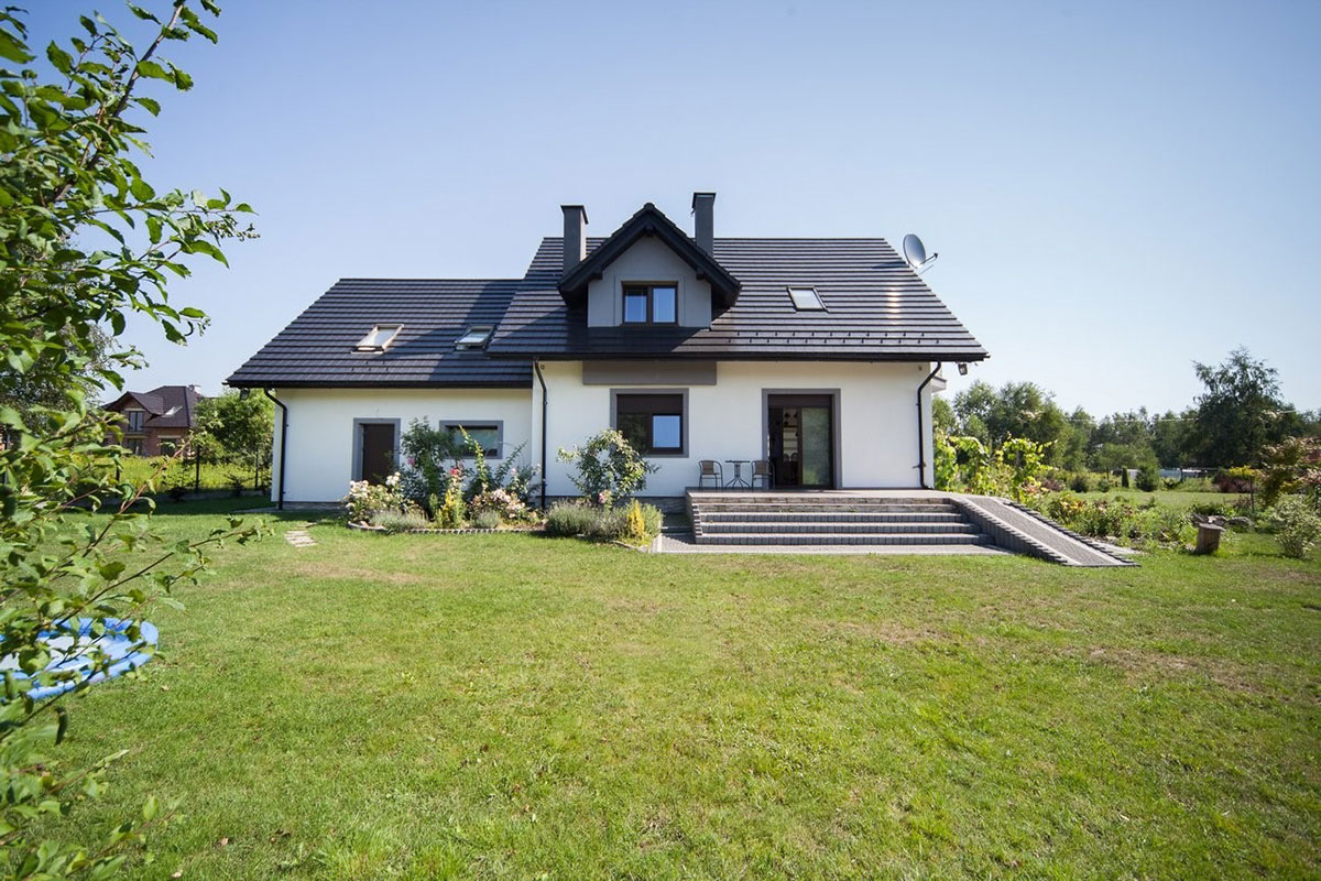 Mājas projekts ar mansardu 230 m²: 5 Guļamistabas, 3 Vannasistabas, Garāža