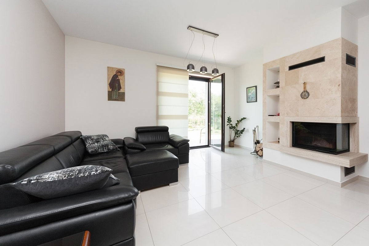 Mājas projekts ar mansardu 230 m²: 5 Guļamistabas, 3 Vannasistabas, Garāža