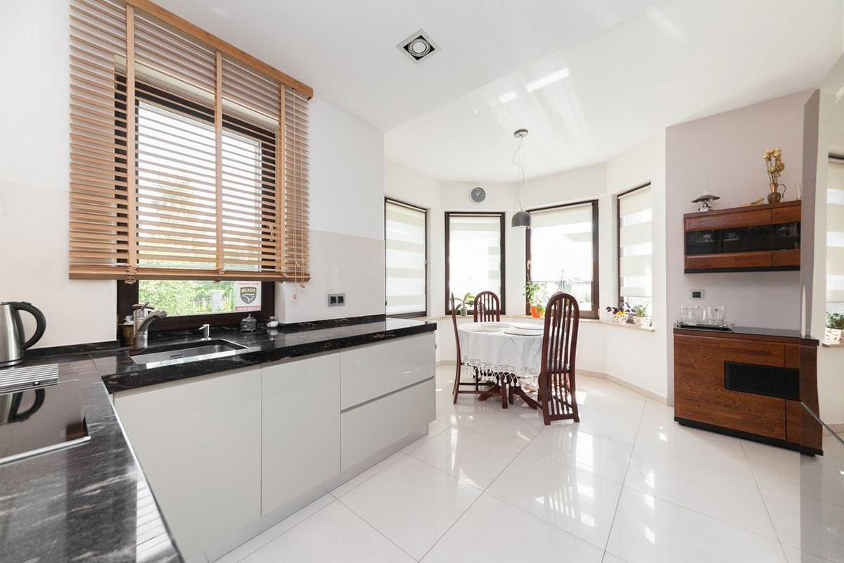 Mājas projekts ar mansardu 230 m²: 5 Guļamistabas, 3 Vannasistabas, Garāža