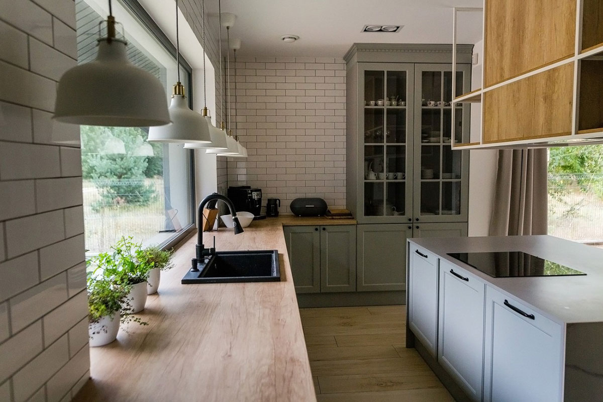 Vienstāva mājas projekts 180 m²: 3 Guļamistabas, Darba istaba, 2 Vannasistabas, Atvērta virtuve, Garāža