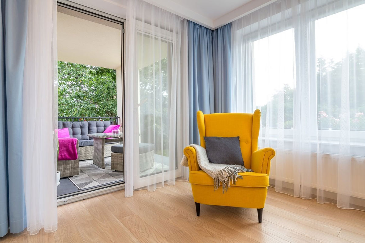 Mājas projekts ar mansardu 236 m²: 4 Guļamistabas, Darba istaba, 3 Vannasistabas, Atvērta virtuve, Garāža
