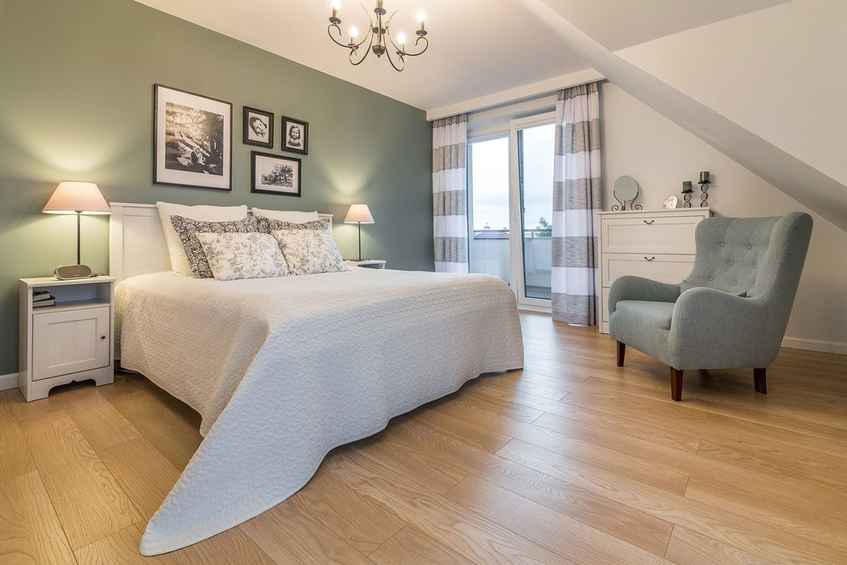 Mājas projekts ar mansardu 236 m²: 4 Guļamistabas, Darba istaba, 3 Vannasistabas, Atvērta virtuve, Garāža
