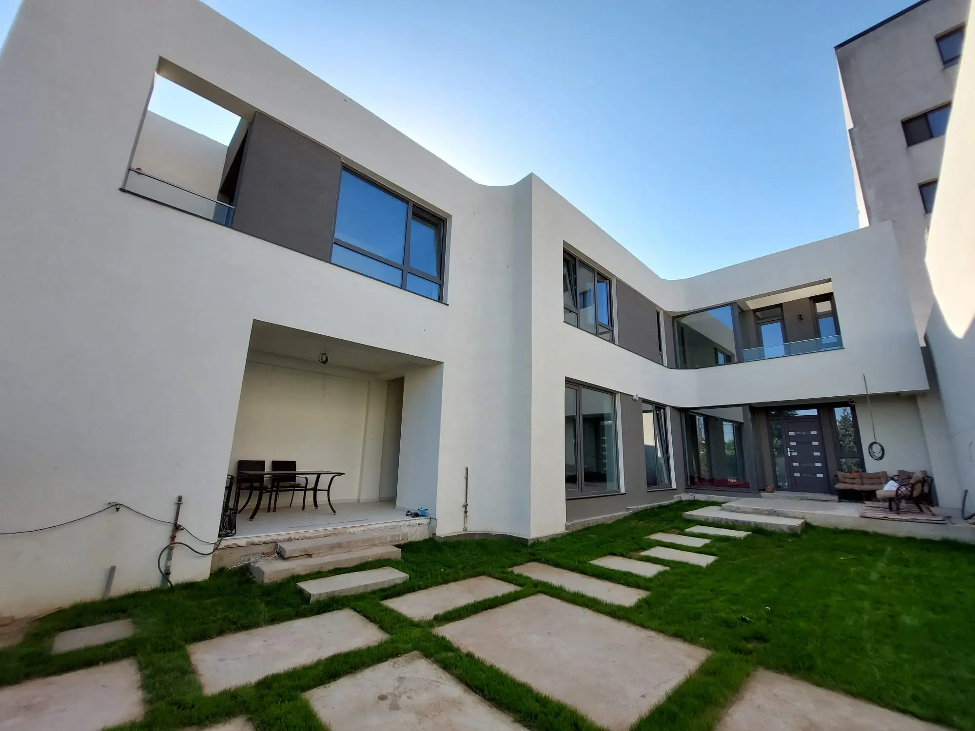 Trīsstāvu mājas projekts 235 m²: 4 Guļamistabas, 3 Vannasistabas, bez Garāžas