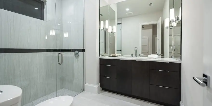 Vienstāva mājas projekts 65 m²: 4 Guļamistabas, 6 Vannasistabas, Atvērta virtuve, Garāža