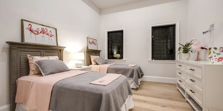 Vienstāva mājas projekts 65 m²: 4 Guļamistabas, 6 Vannasistabas, Atvērta virtuve, Garāža