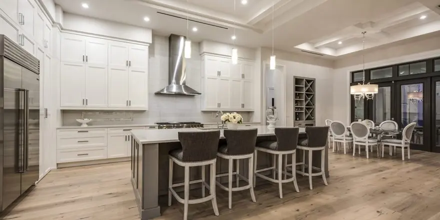 Vienstāva mājas projekts 65 m²: 4 Guļamistabas, 6 Vannasistabas, Atvērta virtuve, Garāža
