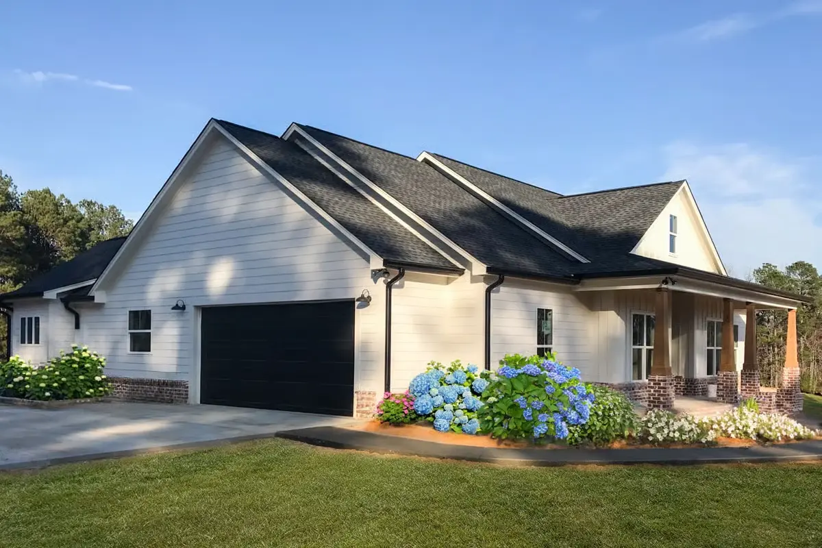 Vienstāva mājas projekts 44 m²: 3 Guļamistabas, 3 Vannasistabas, Atvērta virtuve, Garāža
