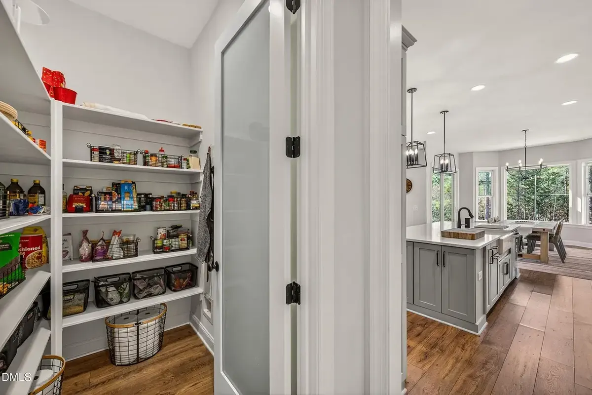 Mājas projekts ar mansardu 339 m²: 4 Guļamistabas, Darba istaba, 4 Vannasistabas, Atvērta virtuve, Garāža