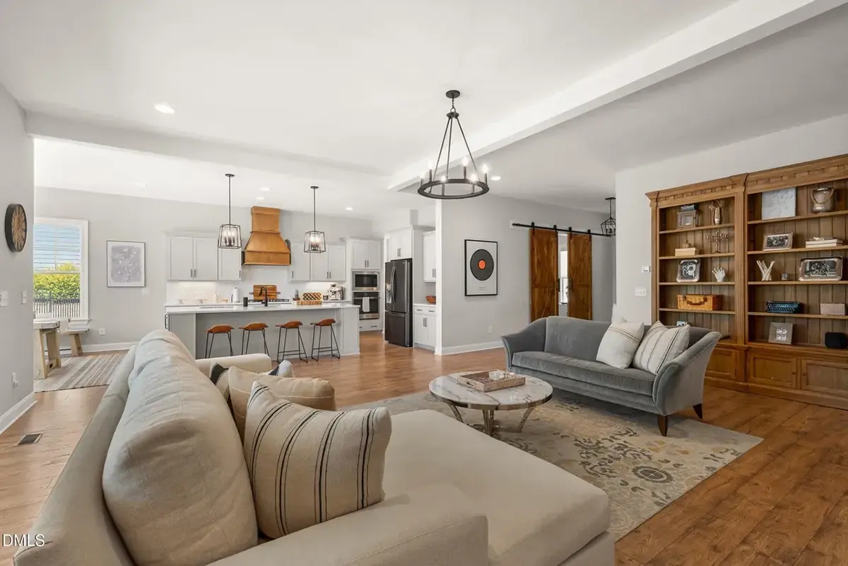 Mājas projekts ar mansardu 339 m²: 4 Guļamistabas, Darba istaba, 4 Vannasistabas, Atvērta virtuve, Garāža