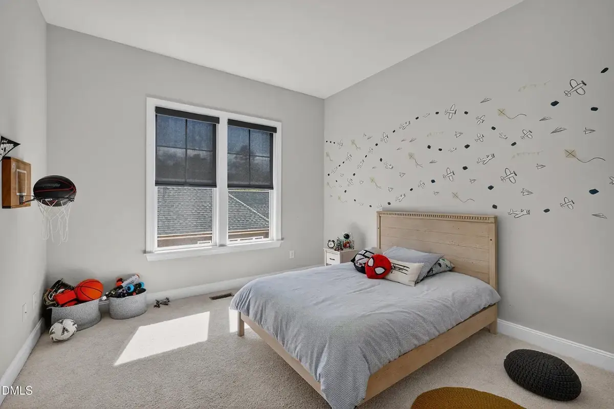 Mājas projekts ar mansardu 339 m²: 4 Guļamistabas, Darba istaba, 4 Vannasistabas, Atvērta virtuve, Garāža