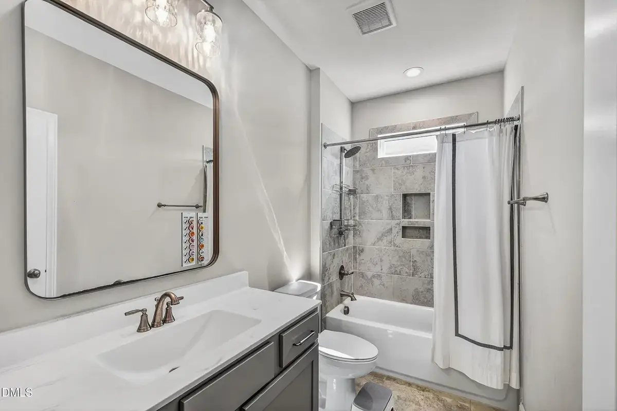 Mājas projekts ar mansardu 339 m²: 4 Guļamistabas, Darba istaba, 4 Vannasistabas, Atvērta virtuve, Garāža