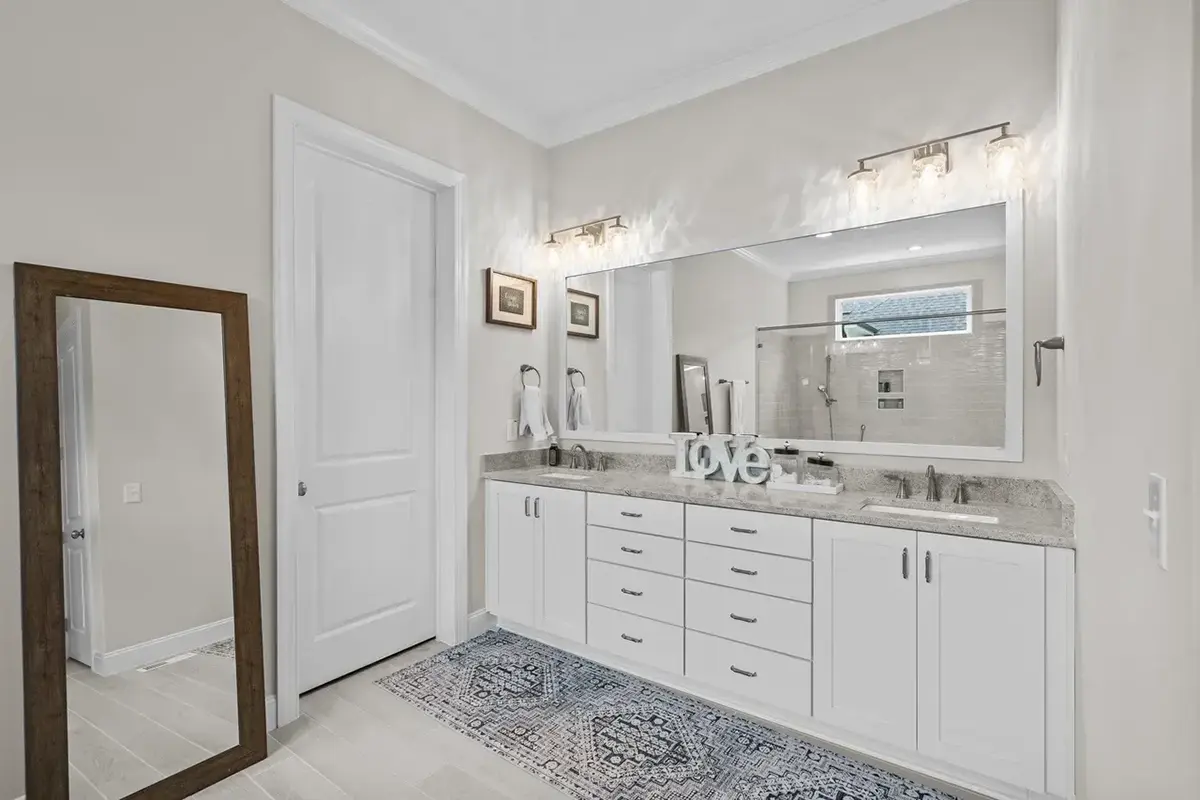 Mājas projekts ar mansardu 341 m²: 4 Guļamistabas, Darba istaba, 3 Vannasistabas, Atvērta virtuve, Garāža
