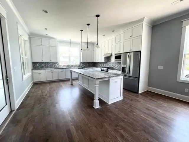 Mājas projekts ar mansardu 390 m²: 5 Guļamistabas, Darba istaba, 5 Vannasistabas, Atvērta virtuve, Garāža