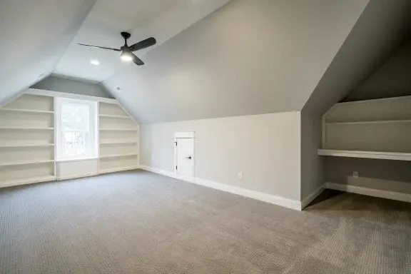 Mājas projekts ar mansardu 386 m²: 4 Guļamistabas, Darba istaba, 5 Vannasistabas, Atvērta virtuve, Garāža
