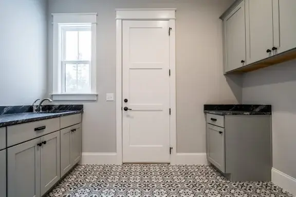 Mājas projekts ar mansardu 386 m²: 4 Guļamistabas, Darba istaba, 5 Vannasistabas, Atvērta virtuve, Garāža