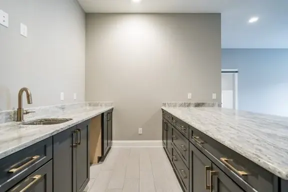 Mājas projekts ar mansardu 386 m²: 4 Guļamistabas, Darba istaba, 5 Vannasistabas, Atvērta virtuve, Garāža