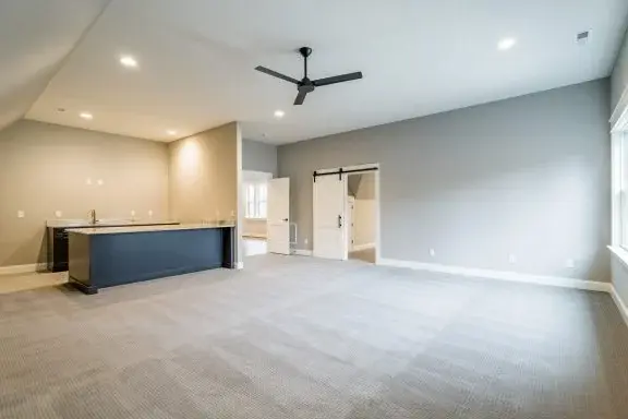 Mājas projekts ar mansardu 386 m²: 4 Guļamistabas, Darba istaba, 5 Vannasistabas, Atvērta virtuve, Garāža