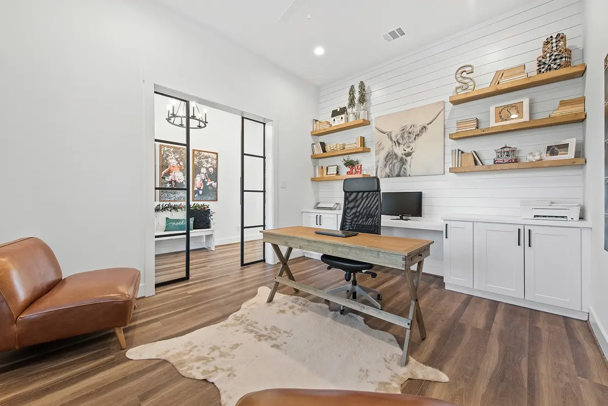 Vienstāva mājas projekts 255 m²: 4 Guļamistabas, 4 Vannasistabas, Atvērta virtuve, Garāža