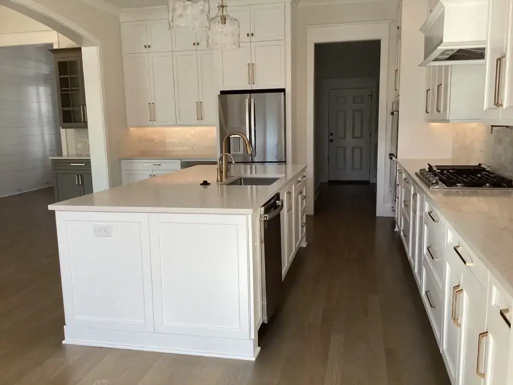 Vienstāva mājas projekts 335 m²: 3 Guļamistabas, 7 Vannasistabas, Atvērta virtuve, Garāža