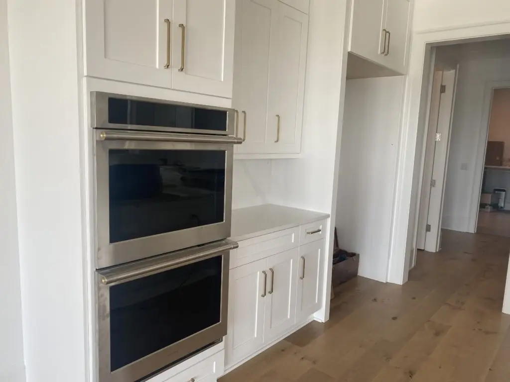 Divstāvu mājas projekts 278 m²: 3 Guļamistabas, Darba istaba, 6 Vannasistabas, Atvērta virtuve, Garāža