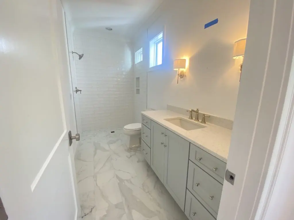 Divstāvu mājas projekts 278 m²: 3 Guļamistabas, Darba istaba, 6 Vannasistabas, Atvērta virtuve, Garāža