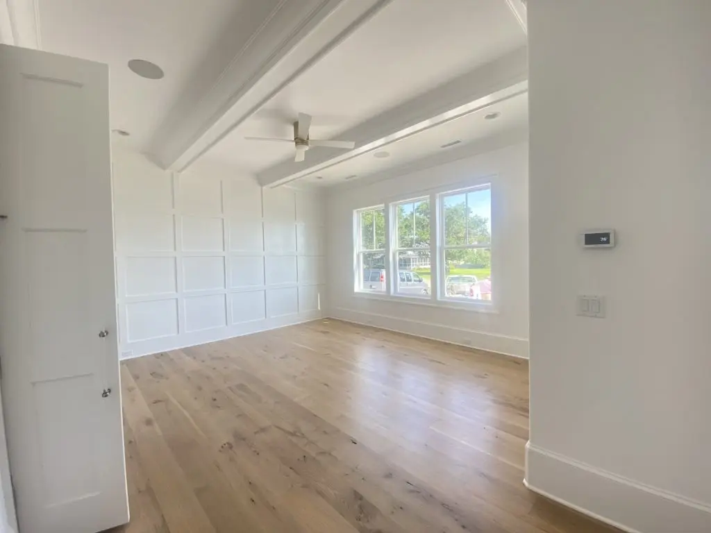 Divstāvu mājas projekts 278 m²: 3 Guļamistabas, Darba istaba, 6 Vannasistabas, Atvērta virtuve, Garāža