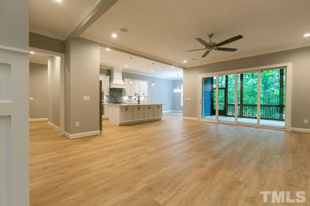 Interjers 12 – Mājas projekts ar mansardu 403 m²: 3 Guļamistabas, Darba istaba, 5 Vannasistabas, Atvērta virtuve, Garāža — 40137R