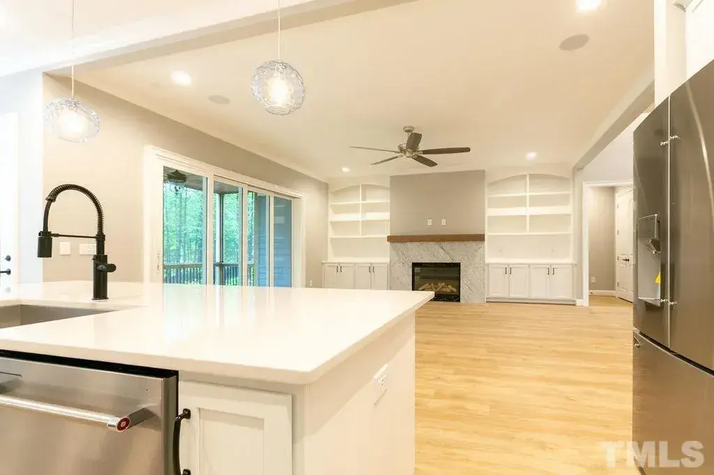Interjers 10 – Mājas projekts ar mansardu 403 m²: 3 Guļamistabas, Darba istaba, 5 Vannasistabas, Atvērta virtuve, Garāža — 40137R