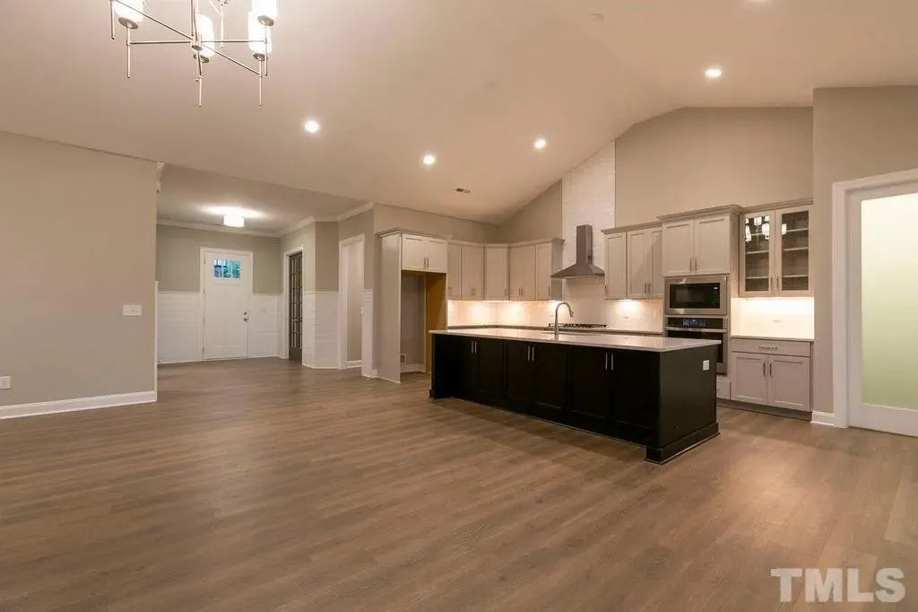 Interjers 13 – Mājas projekts ar mansardu 297 m²: 4 Guļamistabas, Darba istaba, 4 Vannasistabas, Atvērta virtuve, Garāža — 74644R