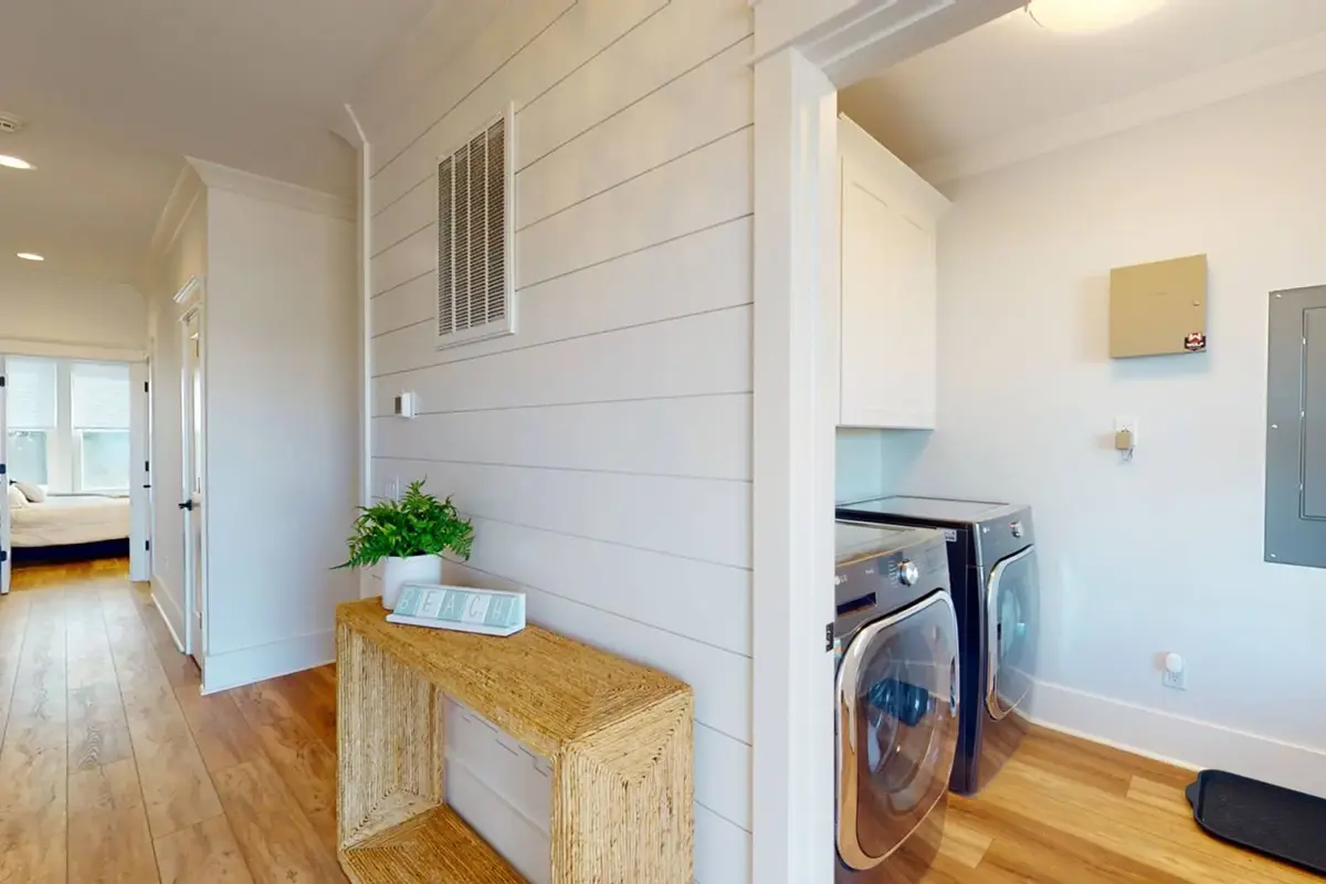 Interjers 13 – Trīsstāvu mājas projekts 281 m²: 5 Guļamistabas, 5 Vannasistabas, Atvērta virtuve, bez Garāžas — 13197R