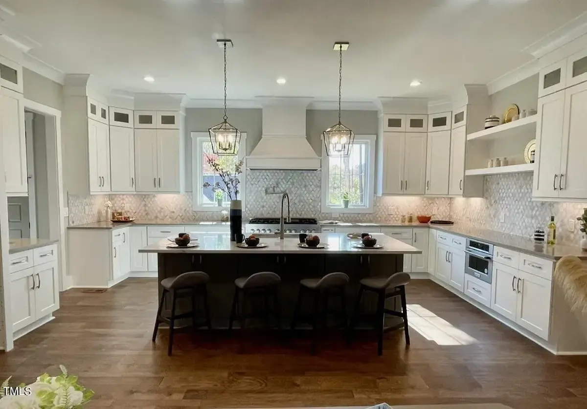 Interjers 8 – Mājas projekts ar mansardu 425 m²: 4 Guļamistabas, 4 Vannasistabas, Atvērta virtuve, Garāža — 73643R