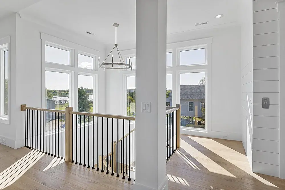 Interjers 6 – Trīsstāvu mājas projekts 300 m²: 5 Guļamistabas, 5 Vannasistabas, Atvērta virtuve, Garāža — 57154R