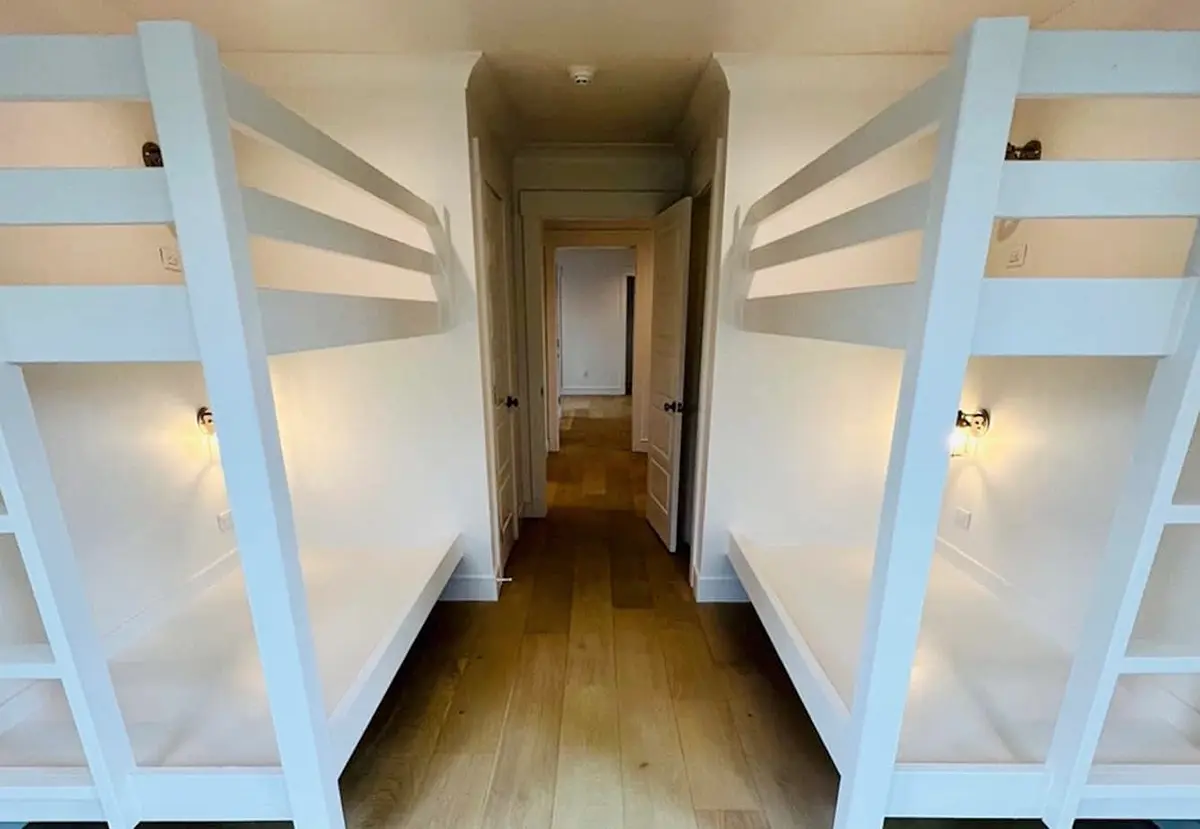 Interjers 6 – Trīsstāvu mājas projekts 301 m²: 4 Guļamistabas, 4 Vannasistabas, Atvērta virtuve, Garāža — 87724R
