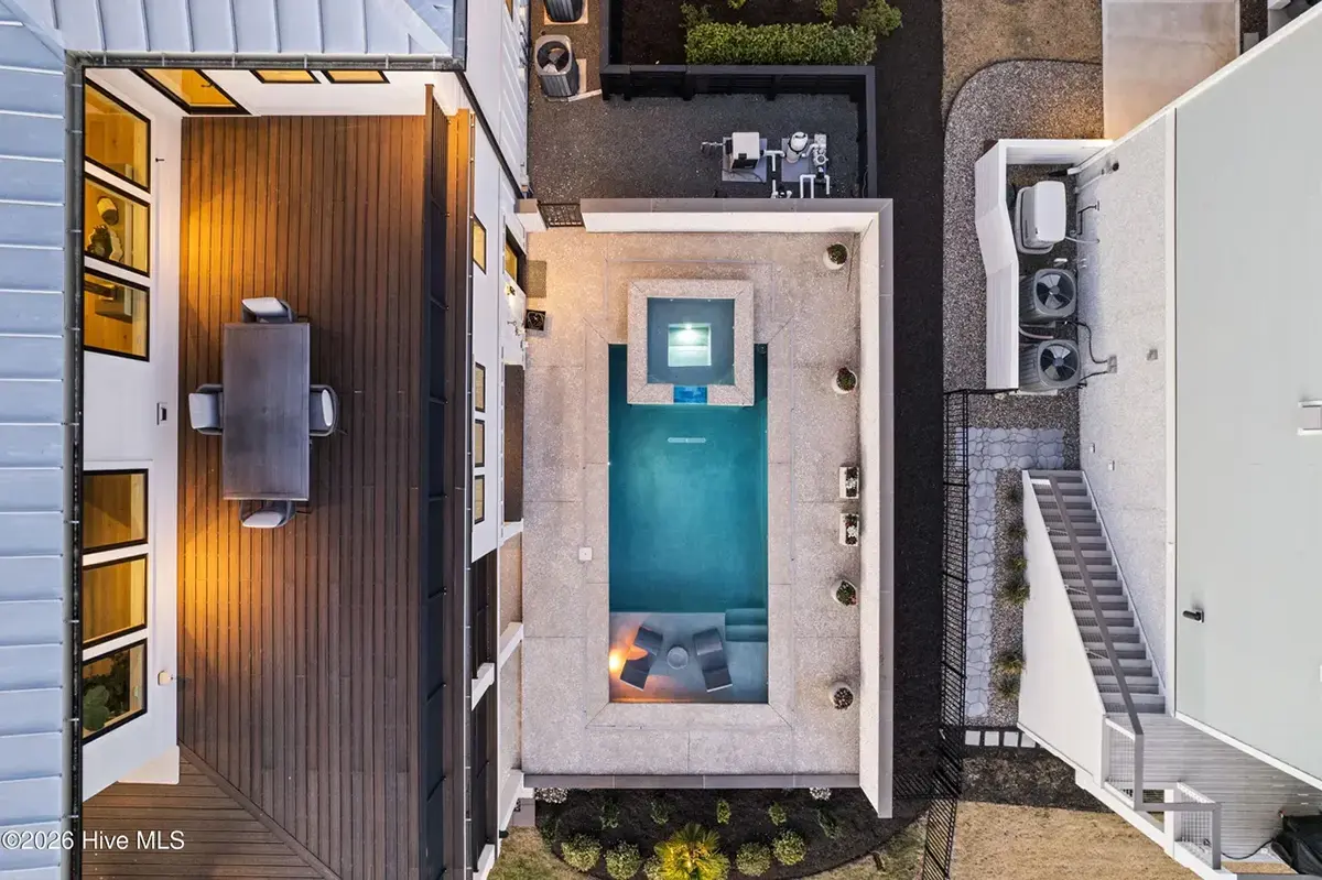Galvenie attēli 5 – Trīsstāvu mājas projekts 446 m²: 5 Guļamistabas, Darba istaba, 6 Vannasistabas, Atvērta virtuve, Garāža — 96183R