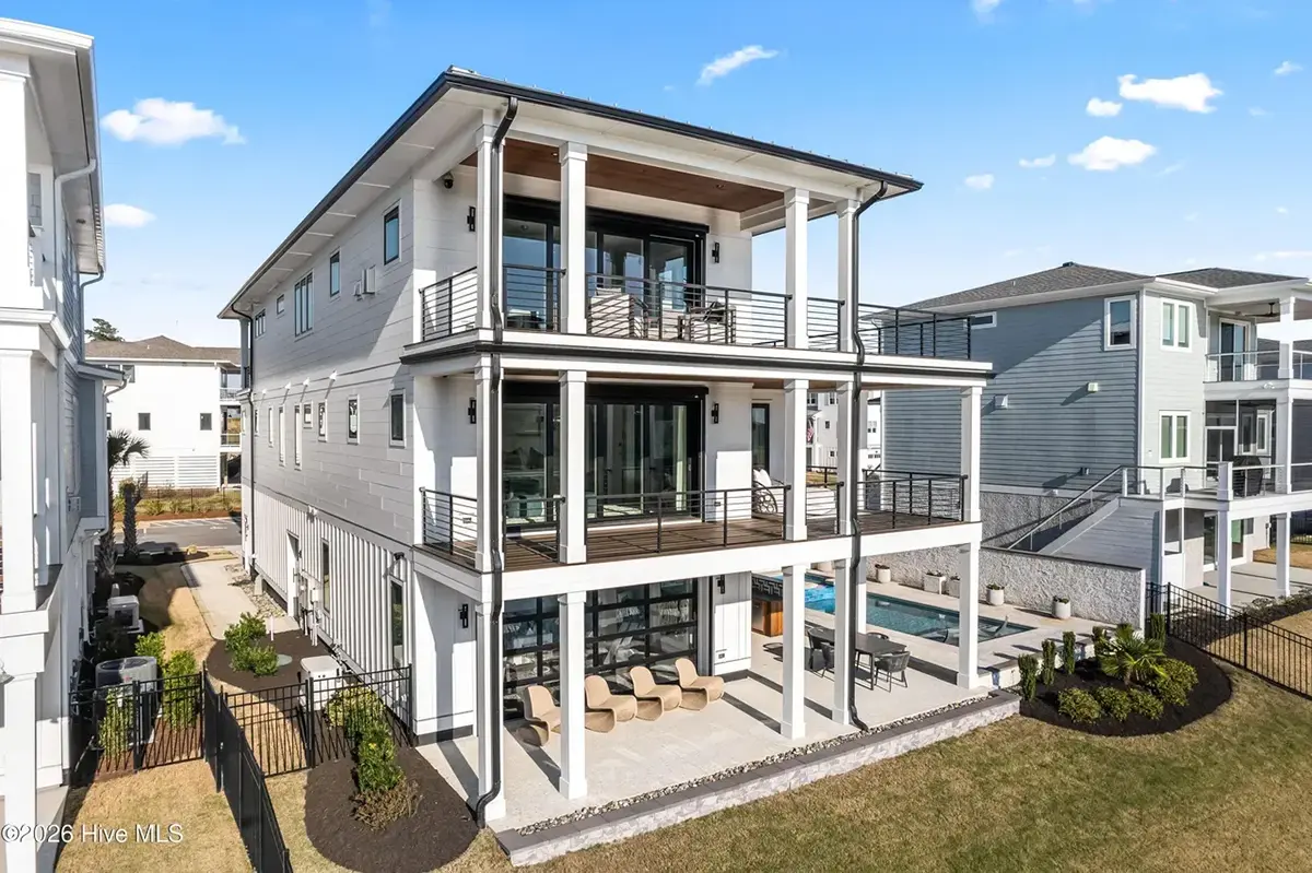 Galvenie attēli 7 – Trīsstāvu mājas projekts 446 m²: 5 Guļamistabas, Darba istaba, 6 Vannasistabas, Atvērta virtuve, Garāža — 96183R