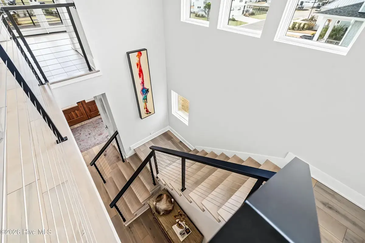 Interjers 8 – Trīsstāvu mājas projekts 446 m²: 5 Guļamistabas, Darba istaba, 6 Vannasistabas, Atvērta virtuve, Garāža — 96183R