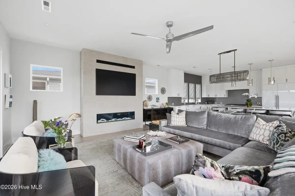 Interjers 12 – Trīsstāvu mājas projekts 446 m²: 5 Guļamistabas, Darba istaba, 6 Vannasistabas, Atvērta virtuve, Garāža — 96183R