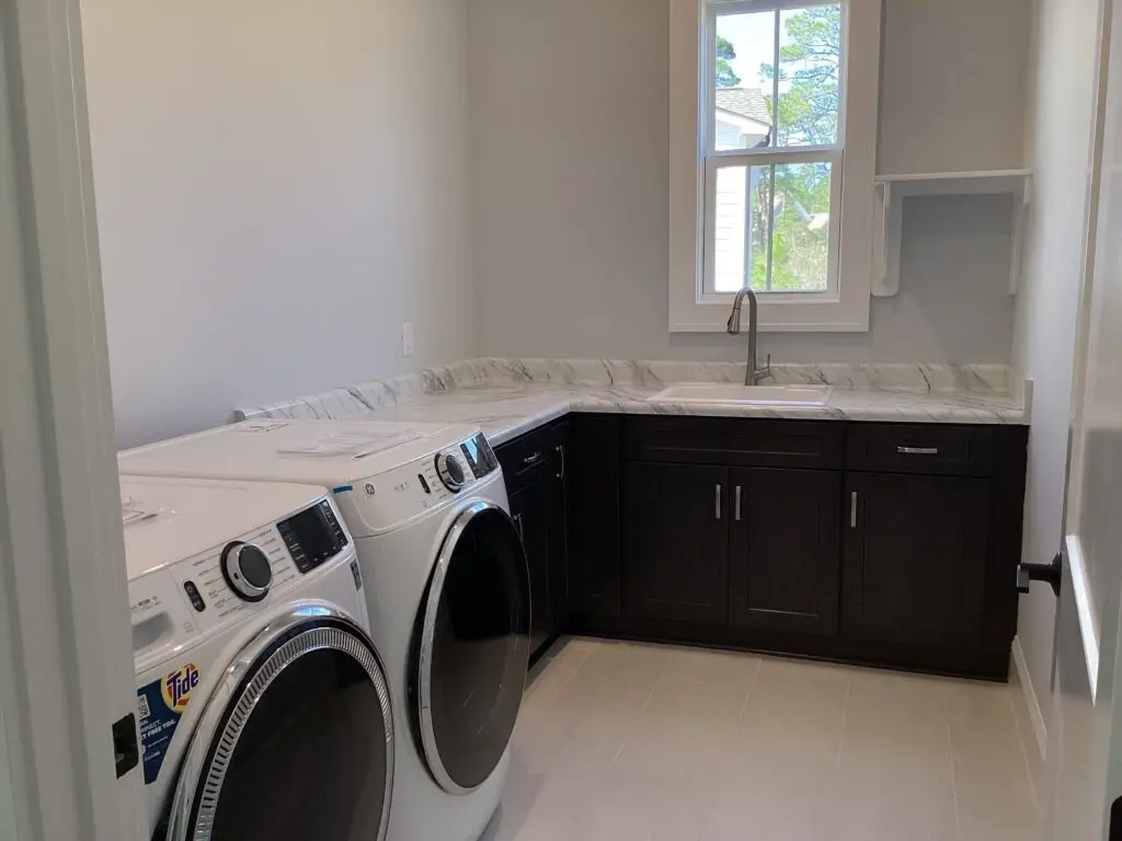 Interjers 9 – Mājas projekts ar mansardu 304 m²: 3 Guļamistabas, Darba istaba, 4 Vannasistabas, Atvērta virtuve, Garāža — 17048R