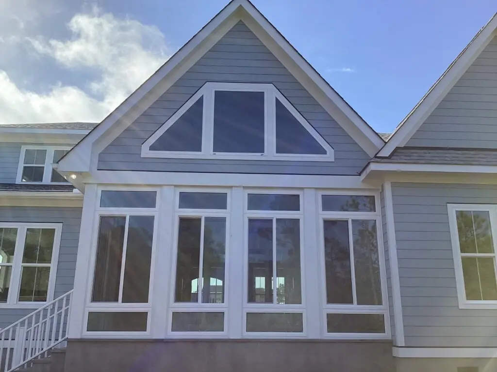 Reālas uzbūvēto māju fotogrāfijas 18 – Mājas projekts ar mansardu 304 m²: 3 Guļamistabas, Darba istaba, 4 Vannasistabas, Atvērta virtuve, Garāža — 17048R