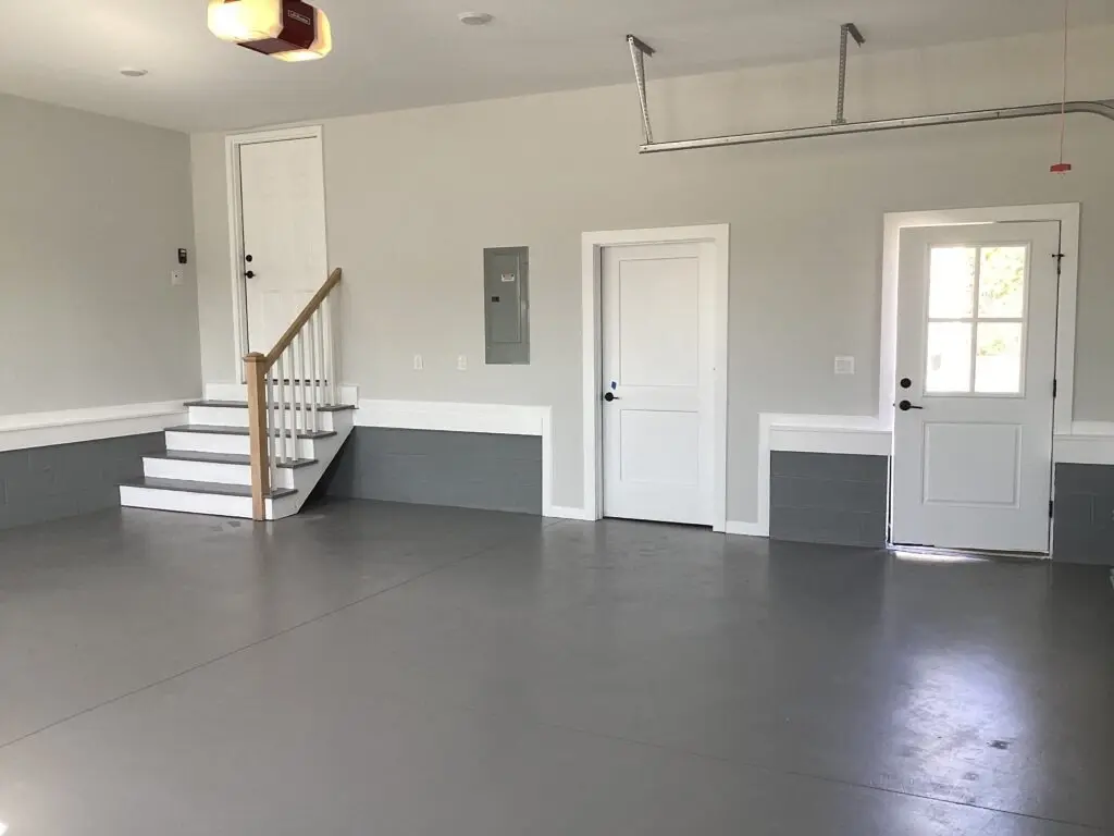 Interjers 11 – Mājas projekts ar mansardu 304 m²: 3 Guļamistabas, Darba istaba, 4 Vannasistabas, Atvērta virtuve, Garāža — 17048R