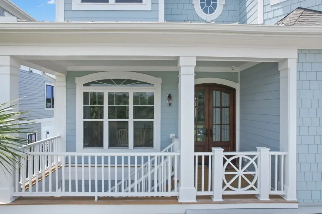 Reālas uzbūvēto māju fotogrāfijas 6 – Trīsstāvu mājas projekts 355 m²: 4 Guļamistabas, Darba istaba, 4 Vannasistabas, Atvērta virtuve, Garāža — 13825R