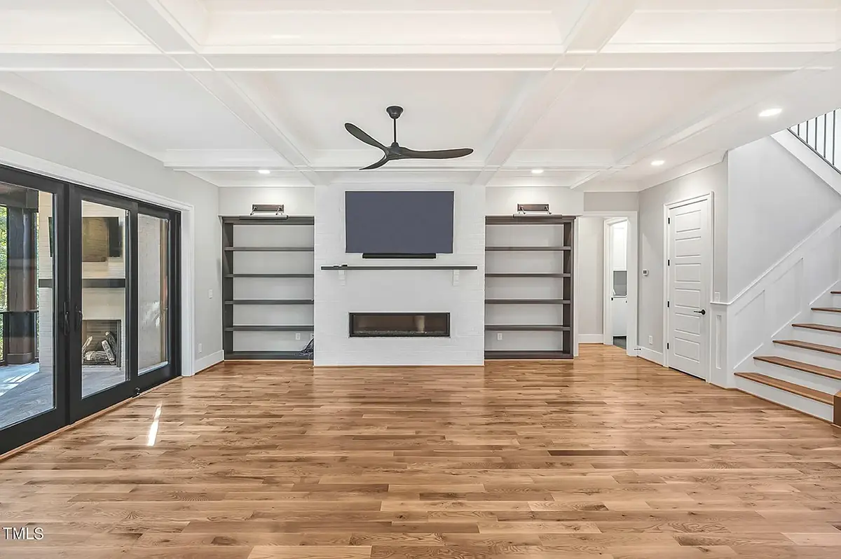 Interjers 9 – Mājas projekts ar mansardu 399 m²: 5 Guļamistabas, 7 Vannasistabas, Atvērta virtuve, Garāža — 51547R