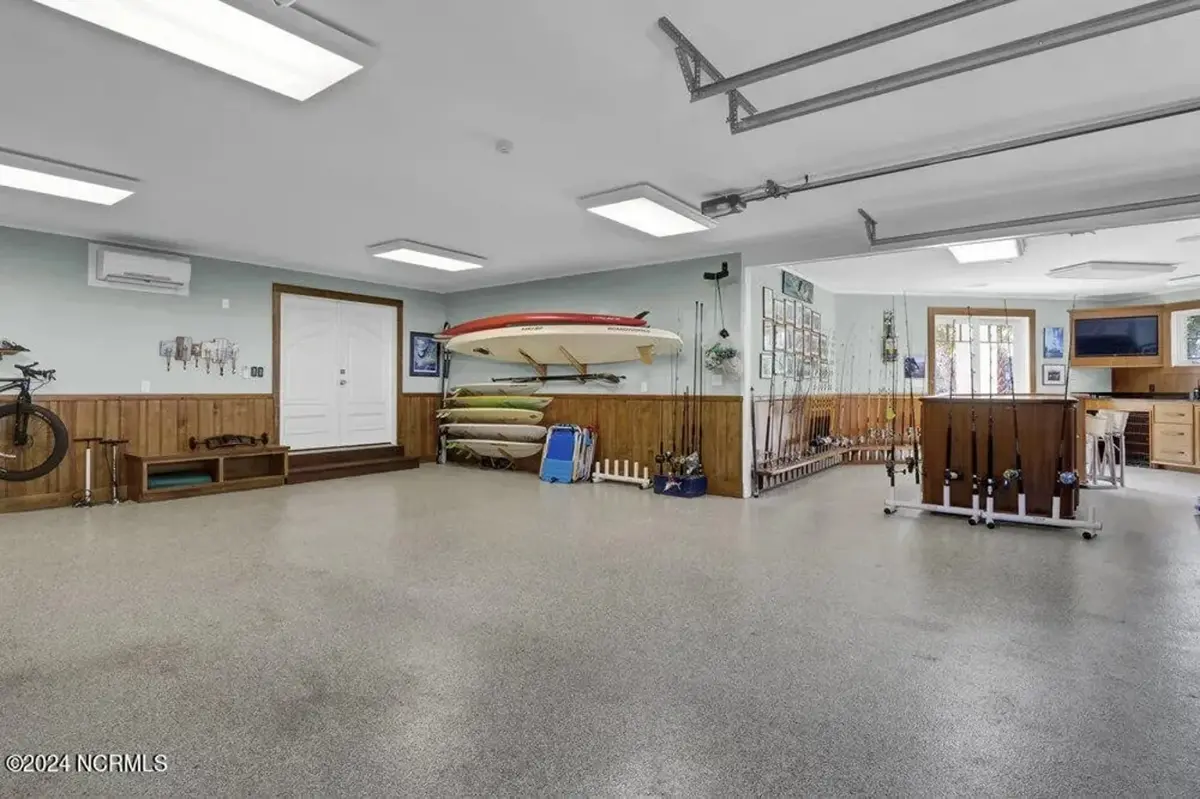 Interjers 17 – Trīsstāvu mājas projekts 585 m²: 5 Guļamistabas, Darba istaba, 7 Vannasistabas, Atvērta virtuve, Garāža — 10297R
