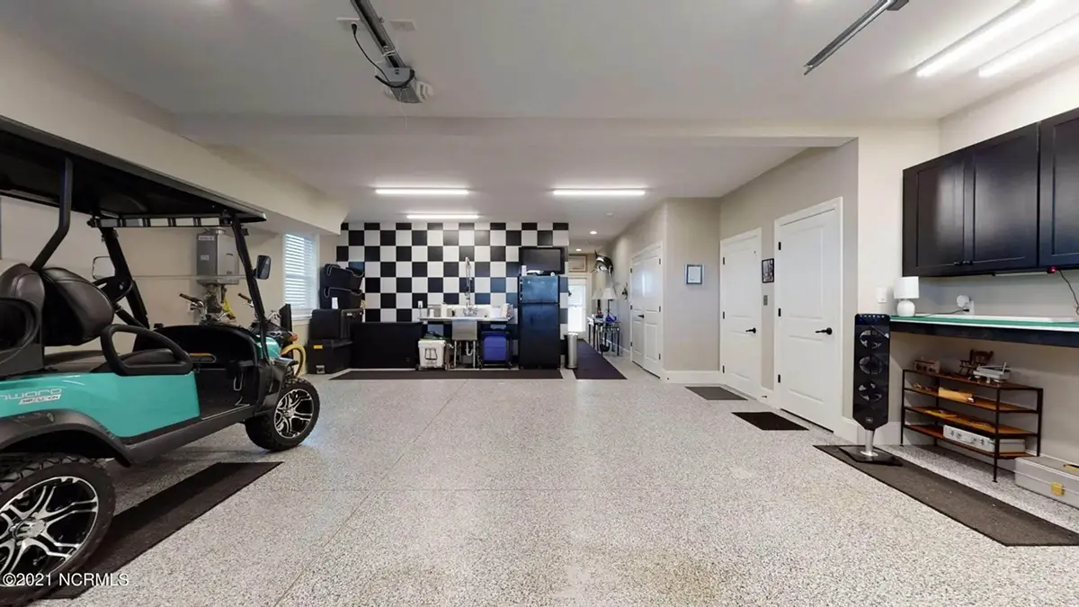 Interjers 14 – Trīsstāvu mājas projekts 372 m²: 3 Guļamistabas, 5 Vannasistabas, Atvērta virtuve, Garāža — 58990R
