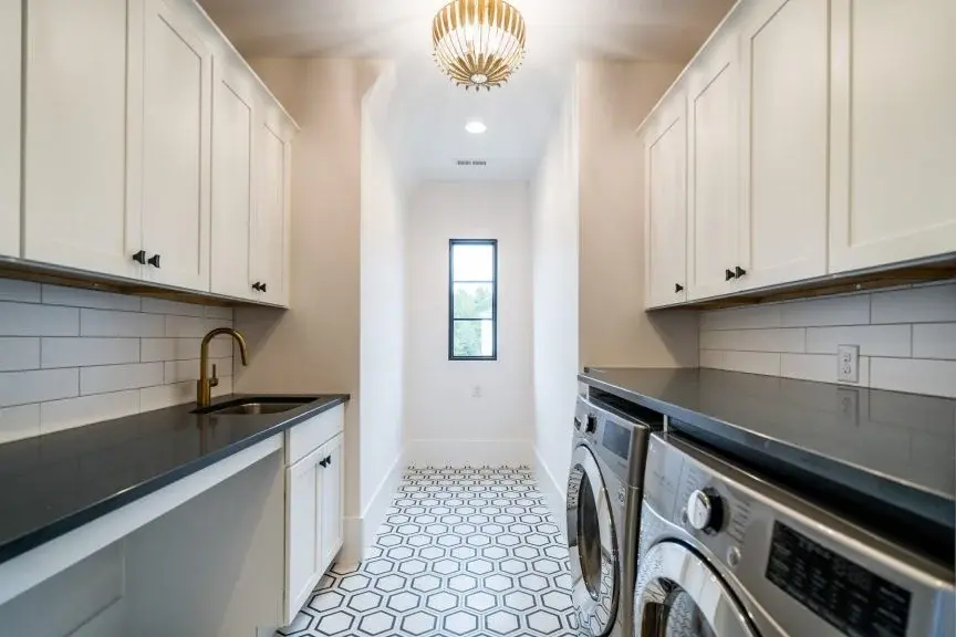 Reālas uzbūvēto māju fotogrāfijas 20 – Divstāvu mājas projekts + pagrabu 599 m²: 6 Guļamistabas, Darba istaba, 8 Vannasistabas, Atvērta virtuve, Garāža — 36963R