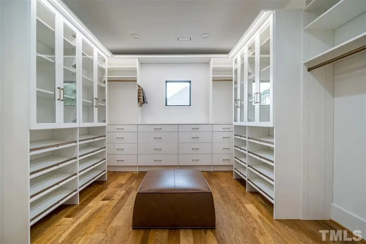 Interjers 10 – Trīsstāvu mājas projekts 483 m²: 5 Guļamistabas, Darba istaba, 6 Vannasistabas, Atvērta virtuve, Garāža — 82660R