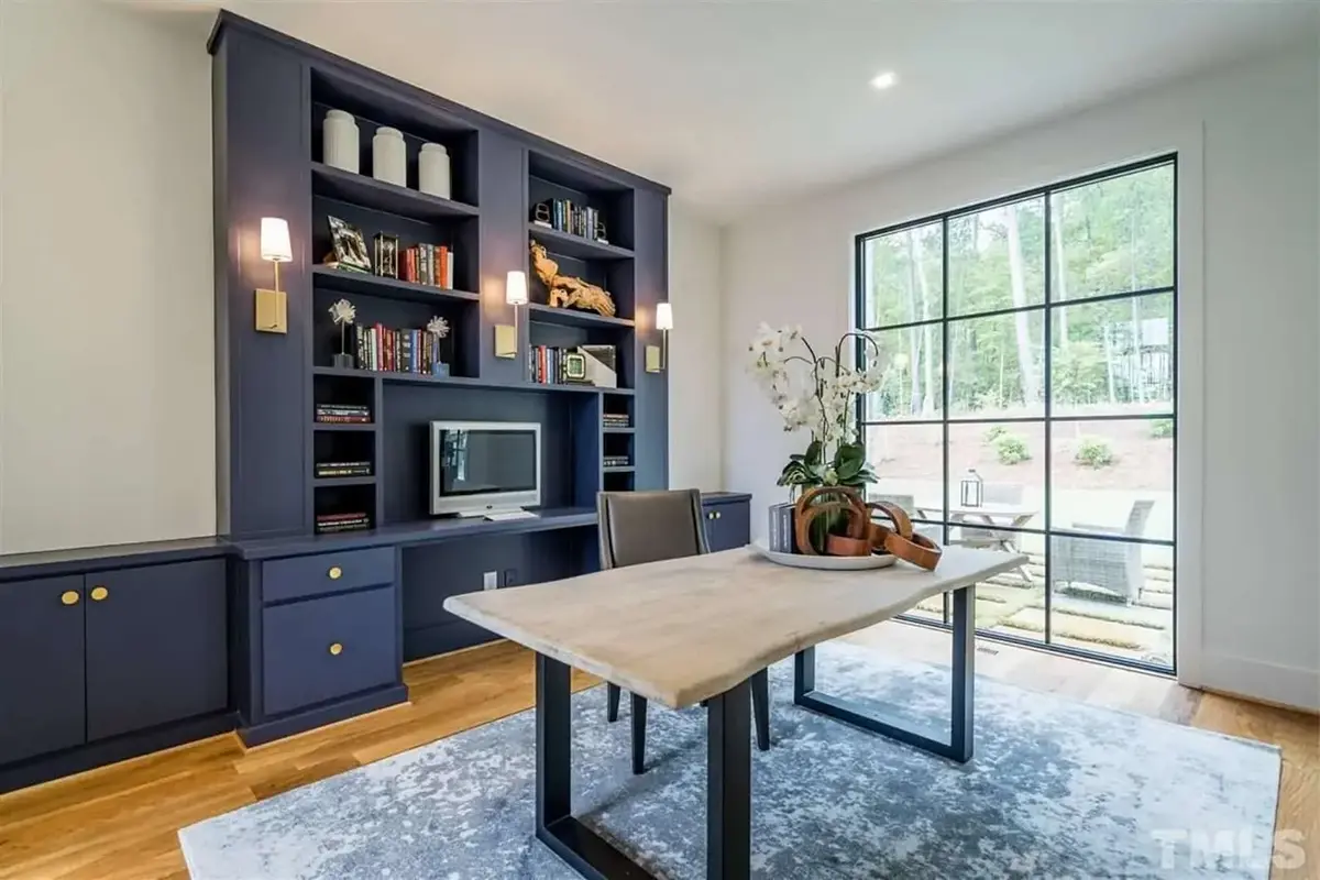 Interjers 14 – Trīsstāvu mājas projekts 483 m²: 5 Guļamistabas, Darba istaba, 6 Vannasistabas, Atvērta virtuve, Garāža — 82660R