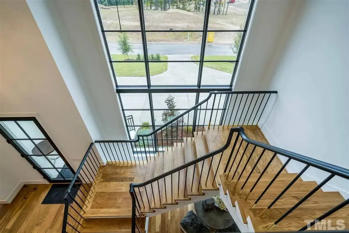 Interjers 11 – Trīsstāvu mājas projekts 483 m²: 5 Guļamistabas, Darba istaba, 6 Vannasistabas, Atvērta virtuve, Garāža — 82660R