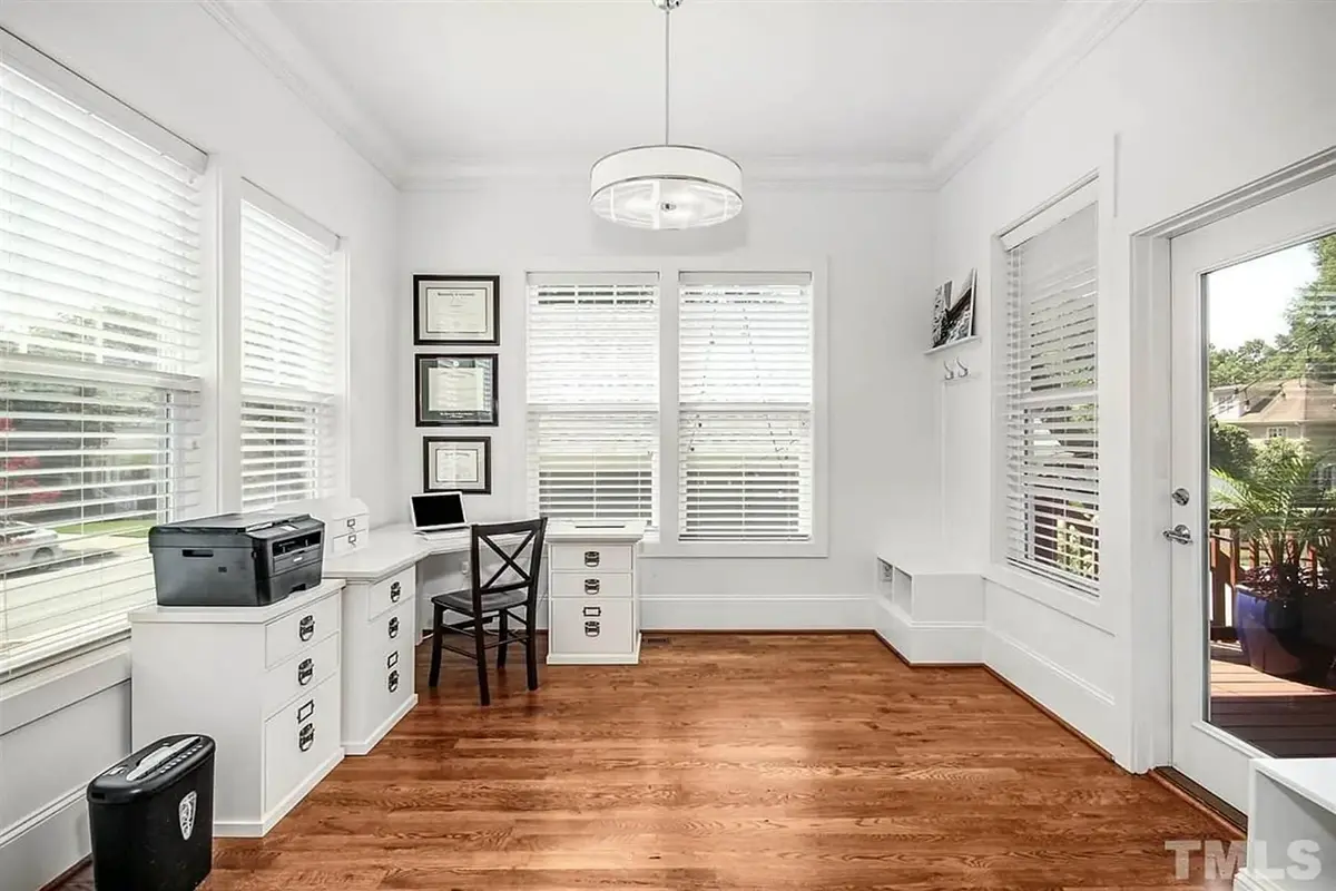 Interjers 14 – Divstāvu mājas projekts 246 m²: 3 Guļamistabas, Darba istaba, 4 Vannasistabas, Atvērta virtuve, bez Garāžas — 39006R