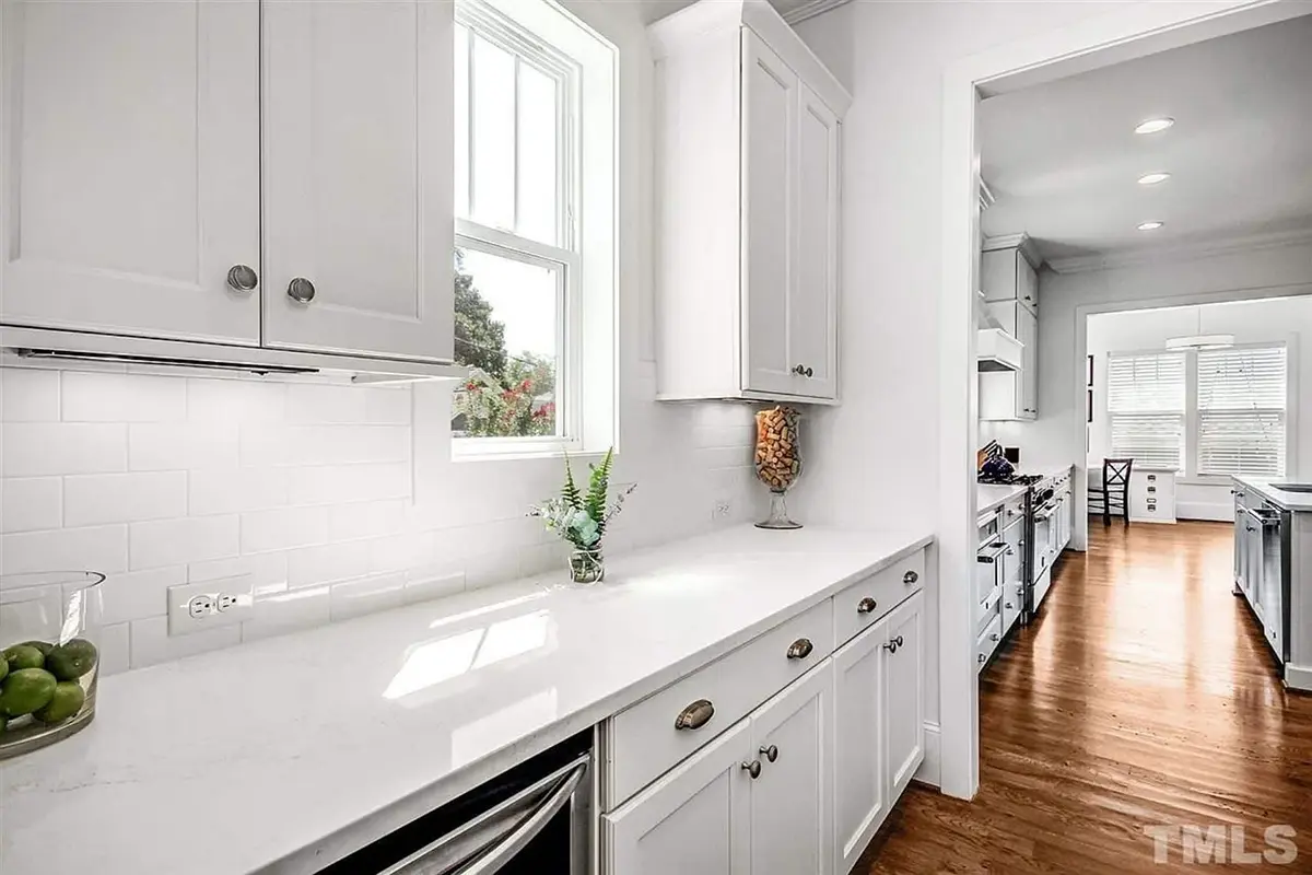 Interjers 7 – Divstāvu mājas projekts 246 m²: 3 Guļamistabas, Darba istaba, 4 Vannasistabas, Atvērta virtuve, bez Garāžas — 39006R